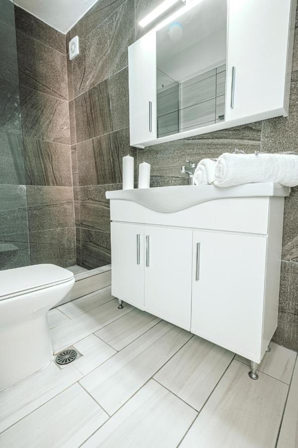 Design Suites Efharis Néa Péramos 外观 照片