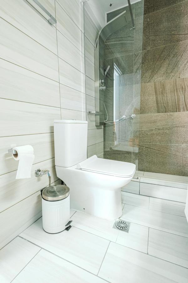 Design Suites Efharis Néa Péramos 外观 照片